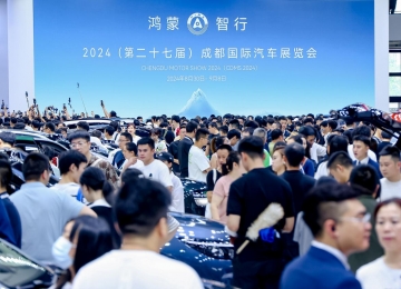 智驾与空间体验领先，问界新M7在成都车展现场吸引众多中外友人