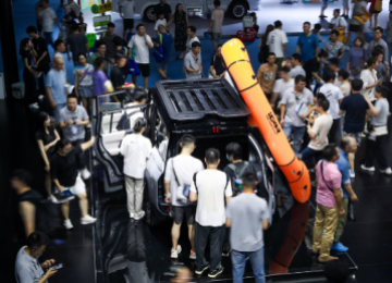 靓丽车模魅力助阵，iCAR 03家族成都国际车展人气嗨翻天