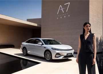 2L级油耗 2100+km续航 2845mm轴距，吉利银河A7定义混动家轿新标准