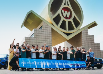 致敬匠心精神 长城炮携超强阵容走进五粮液集团