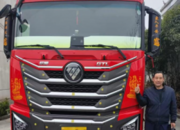 百公里省2L油 年省1.2万+！欧曼星翼400港口车：王师傅的省薪利器