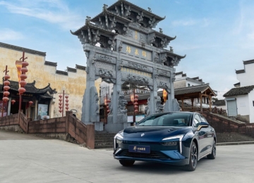 纯电轿跑就选它，易至汽车羿·松烟黛墨典藏版未卖先火